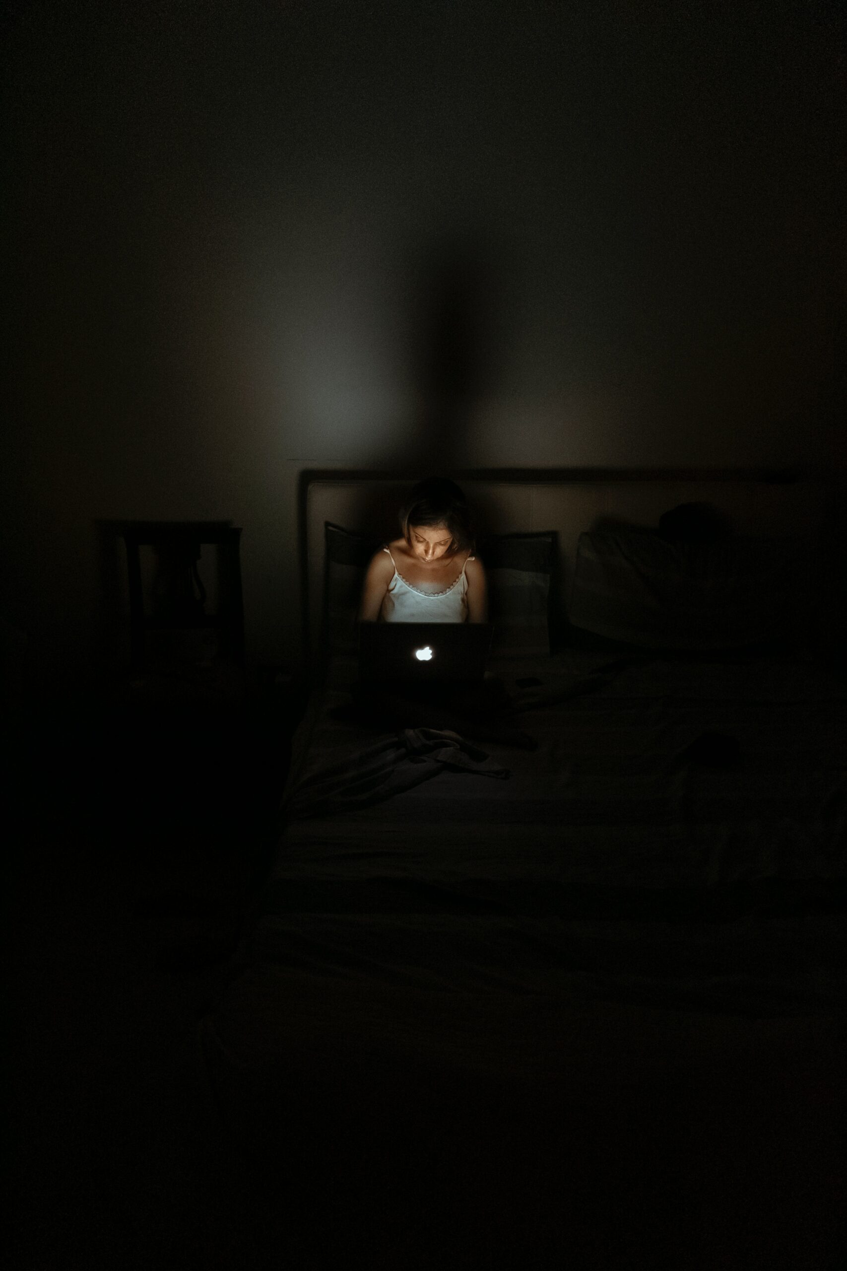 meisje in donker op laptop