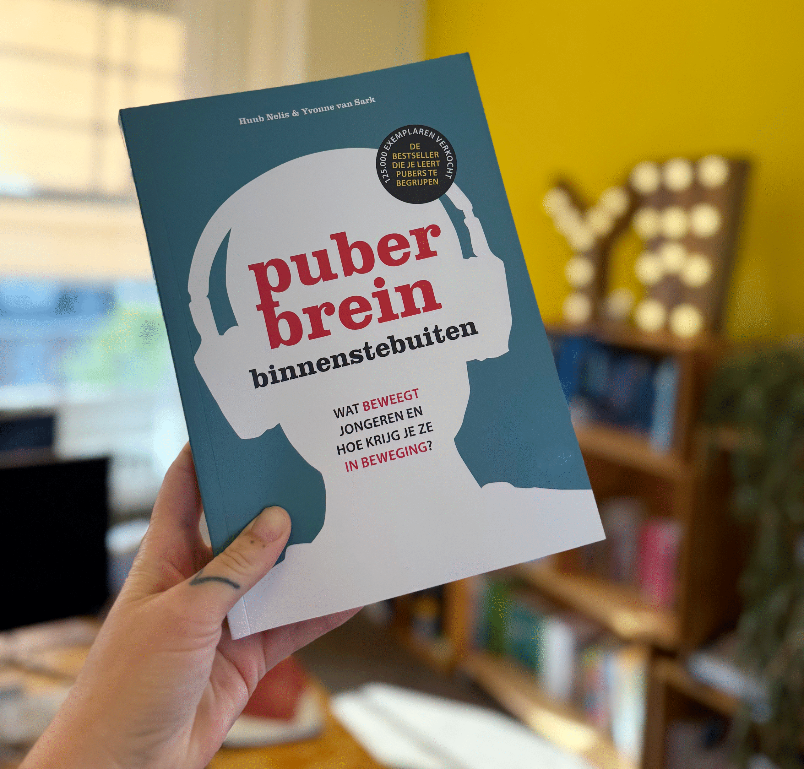 puberbrein binnenstebuiten gefotografeerd op een kantoor bij een boekenkast